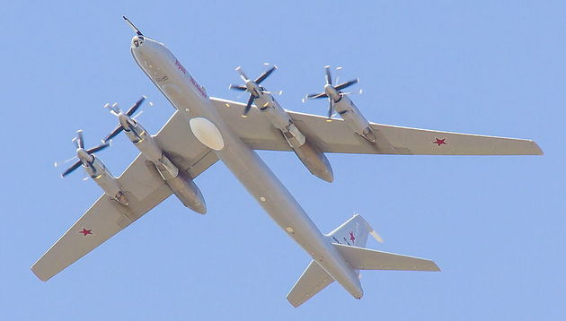 Russian navy Tu-142 patrol planes fly over two oceans