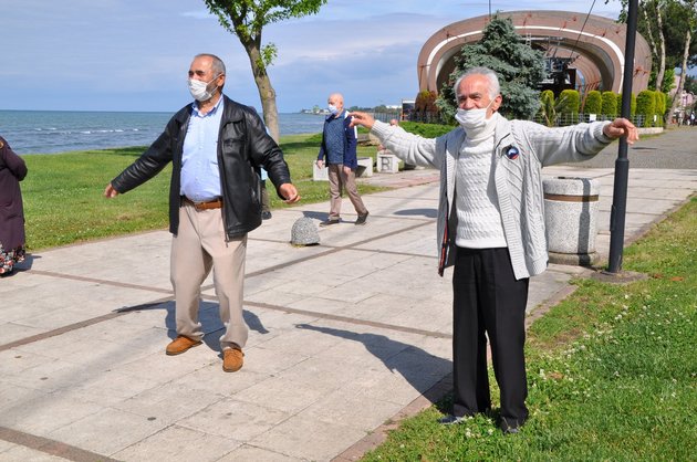 Turkey: elderly go out to the seaside