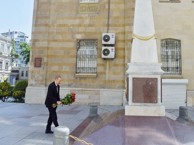 Ilham Aliyev lays flowers at monument to Azerbaijan Democratic Republic