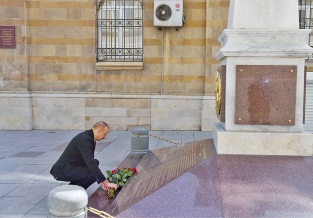 Ilham Aliyev lays flowers at monument to Azerbaijan Democratic Republic