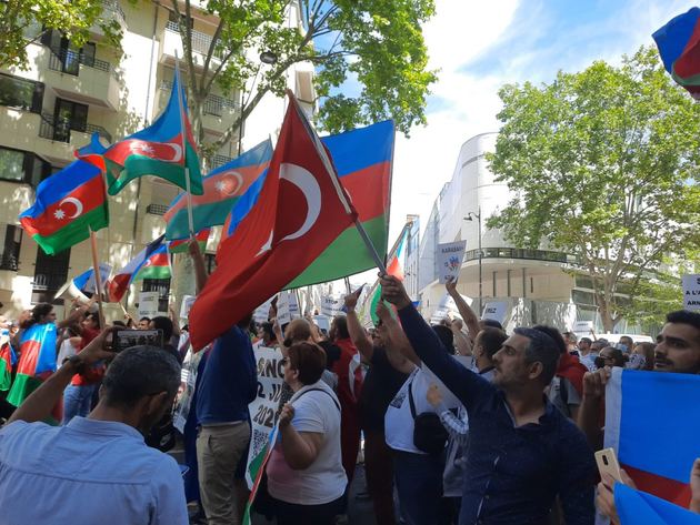 Azerbaijanis hold rally in Franceas sign of protest against Armenian provocations (VIDEO)