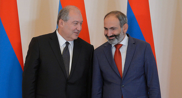 Pashinyan and Sargsyan try to show there is no conflict between them