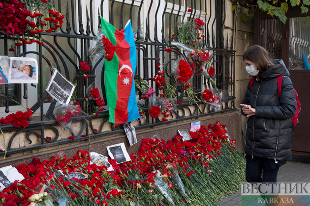 Muscovites bring flowers and toys to Azerbaijani embassy in memory of killed civilians