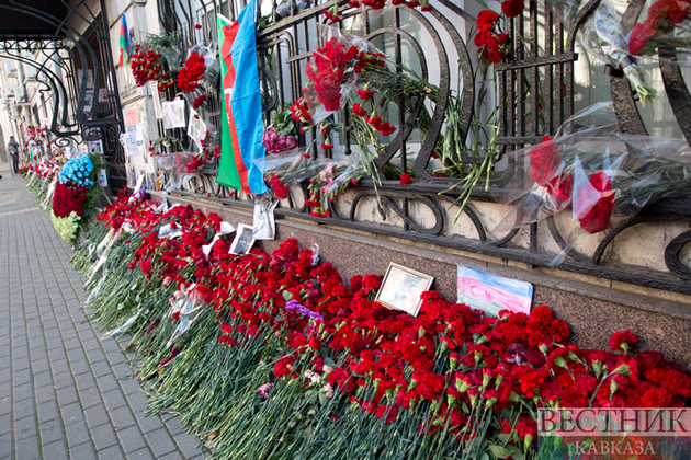 Muscovites bring flowers and toys to Azerbaijani embassy in memory of killed civilians
