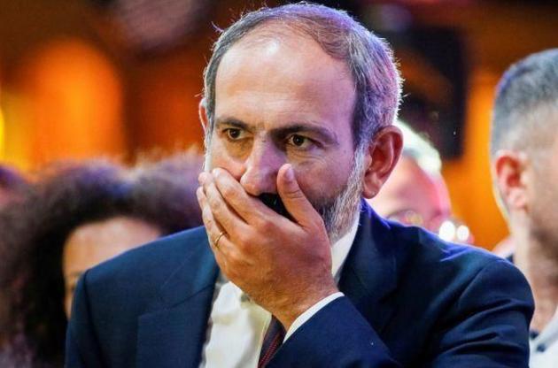 Relatives of missing servicemen try to stop Pashinyan&#039;s vehicles from passing