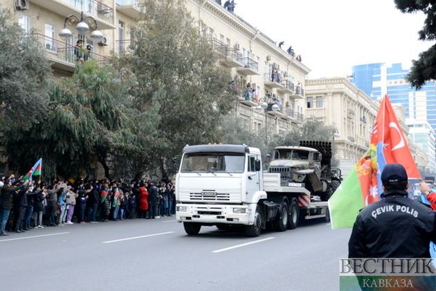 Baku residents welcome Victory Parade (photo report)