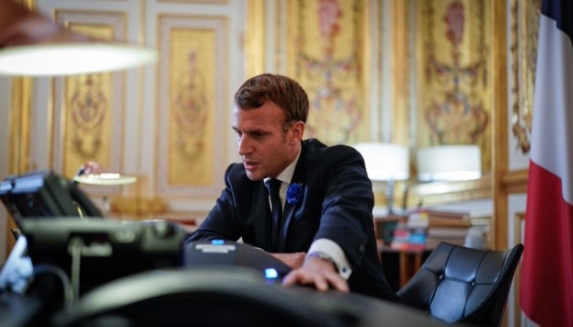 Biden speaks with Macron, seeks to strengthen ties