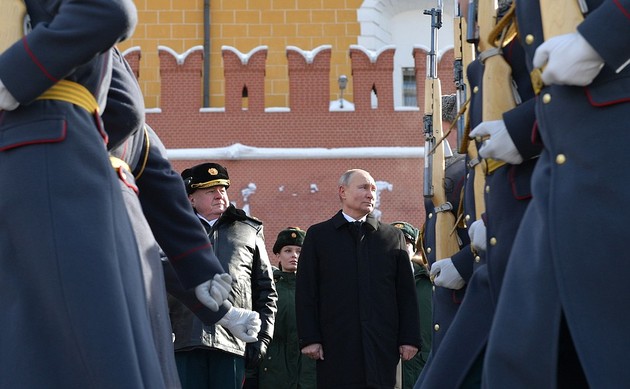 Putin visits Tomb of Unknown Soldier