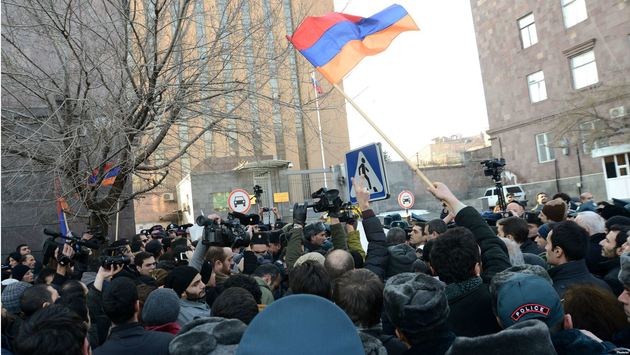 Armenian opposition breaks into government building