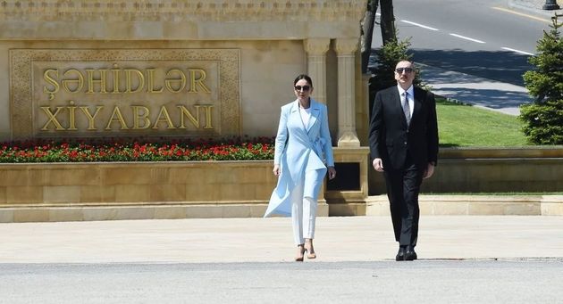 Azerbaijani president, first lady pay tribute to Azerbaijanis who made unparalleled contribution to victory over fascism