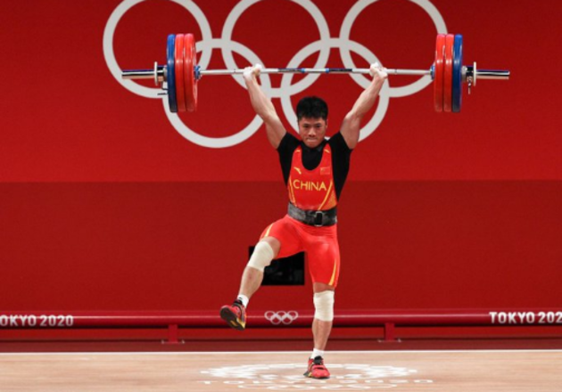 Chinese weightlifter wins gold after epic one-legged lift
