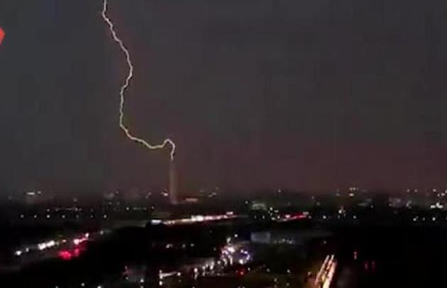 Washington monument struck by lightning, shuts down