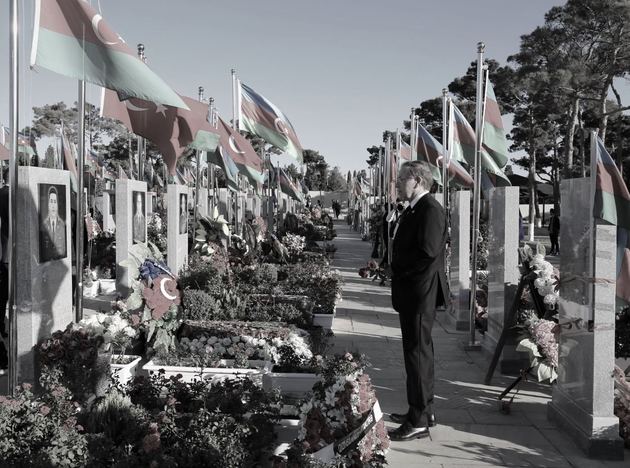 U.S. ambassador pays respects to Azerbaijani martyrs
