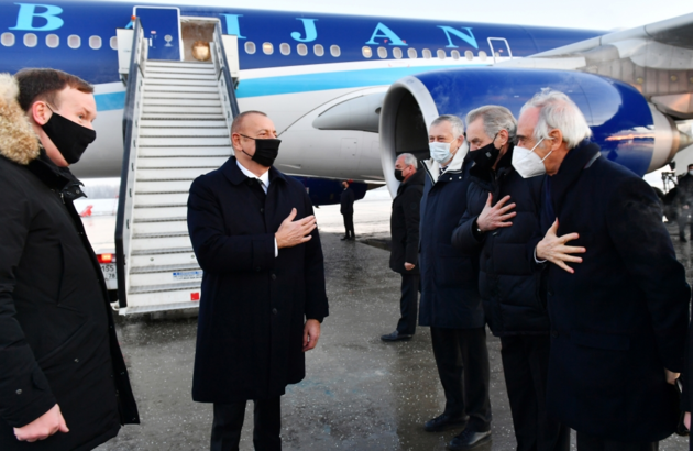 Ilham Aliyev arrives in St. Petersburg for visit