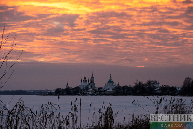 The view of the Spaso-Yakovlevsky Dimitriev Monastery on the shore of Lake Nero in Rostov