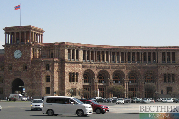 Armenian opposition activists block Foreign Ministry building