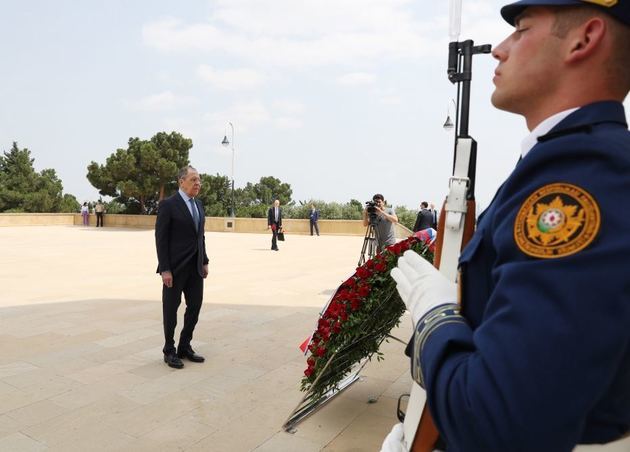 Sergey Lavrov visits Alley of Martyrs in Baku (PHOTO)