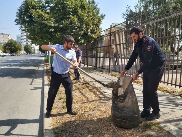 Chechen policemen participate in Green Russia clean-up campaign