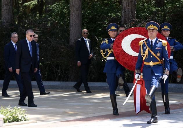 Erdogan visits tomb of Great Leader Heydar Aliyev