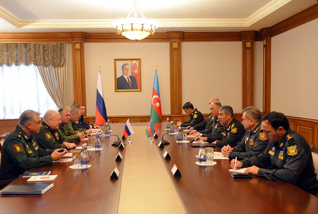 Azerbaijani Defense Minister meets with new commander of Russian peacekeepers