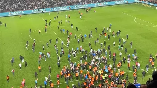 Brawl erupts between football players and fans after match in Turkiye