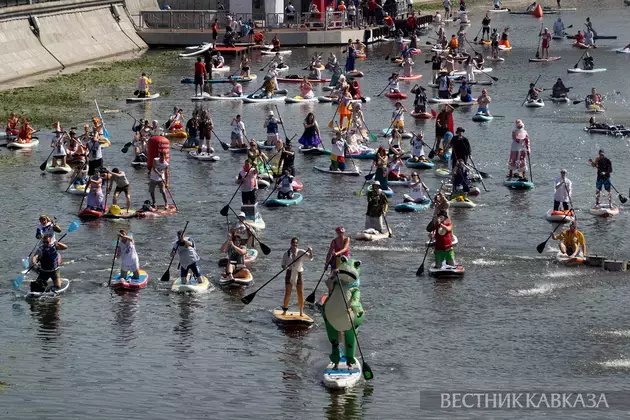 Costumed SUP swim takes place from Tretyakov Gallery to Muzeon in Moscow