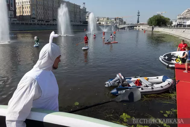 Costumed SUP swim takes place from Tretyakov Gallery to Muzeon in Moscow