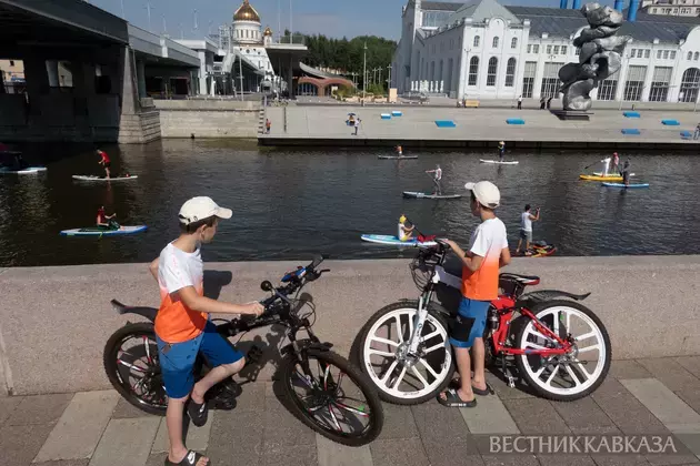 Costumed SUP swim takes place from Tretyakov Gallery to Muzeon in Moscow