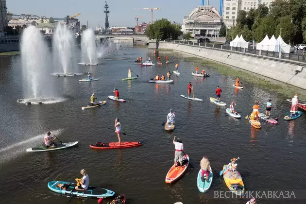 Costumed SUP swim takes place from Tretyakov Gallery to Muzeon in Moscow