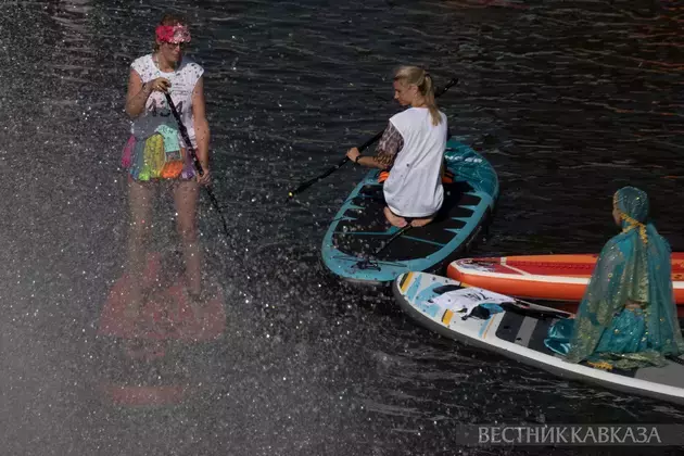 Costumed SUP swim takes place from Tretyakov Gallery to Muzeon in Moscow