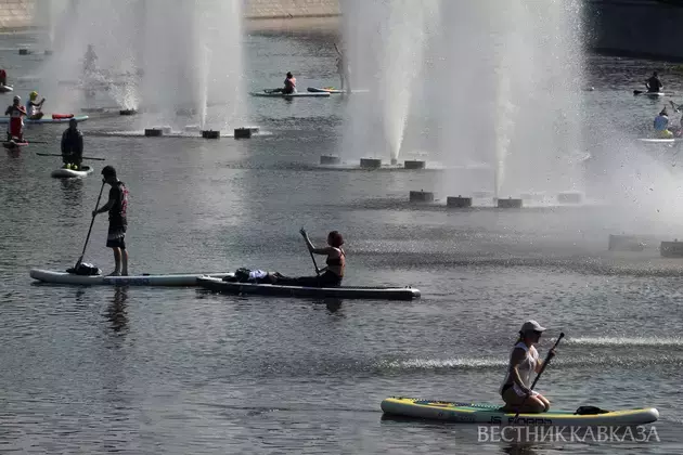 Costumed SUP swim takes place from Tretyakov Gallery to Muzeon in Moscow