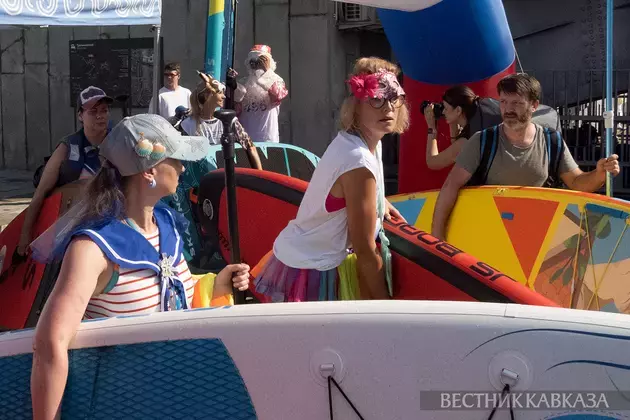 Costumed SUP swim takes place from Tretyakov Gallery to Muzeon in Moscow