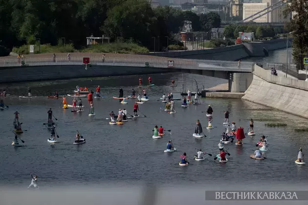 Costumed SUP swim takes place from Tretyakov Gallery to Muzeon in Moscow