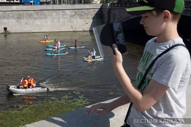 Costumed SUP swim takes place from Tretyakov Gallery to Muzeon in Moscow