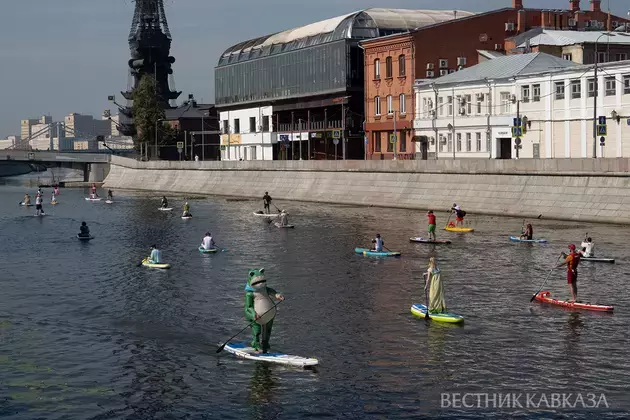 Costumed SUP swim takes place from Tretyakov Gallery to Muzeon in Moscow