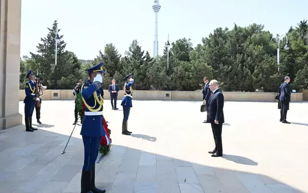 Vladimir Putin honors memory of Heydar Aliyev and Azerbaijani martyrs in Baku