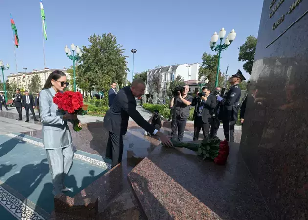 Ilham Aliyev and Mehriban Aliyeva lay flowers at bas-relief of Heydar Aliyev in Tashkent