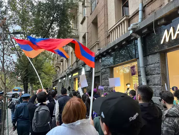 Protests in Yerevan: demonstrators organise march towards Public Television building