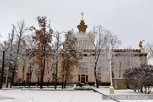 Almost record snow covers Moscow