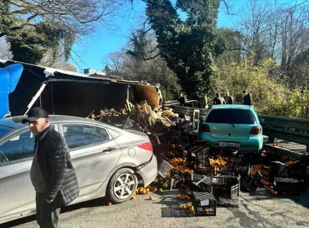 Truck with tangerines caused accident in Sochi