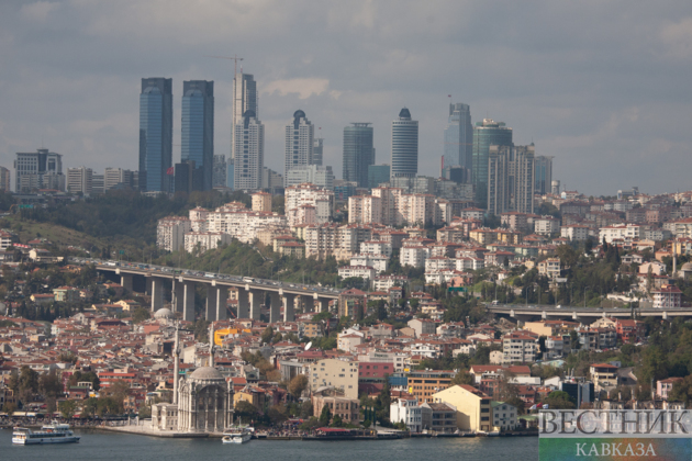 Bus overturns in Istanbul
