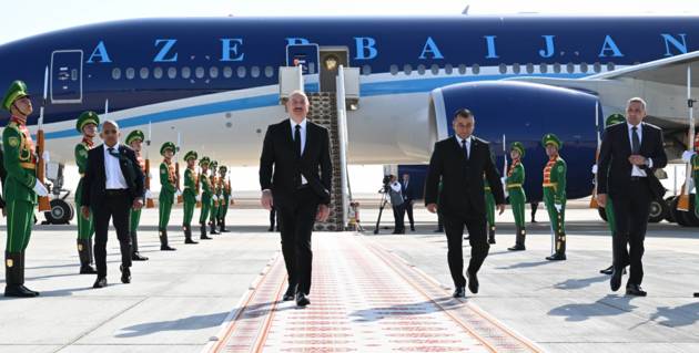 Ilham Aliyev arrives in Türkmenbashi