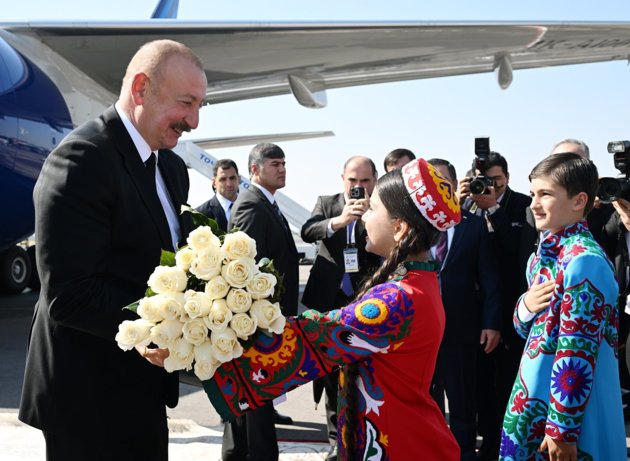 Ilham Aliyev arrives in Dushanbe