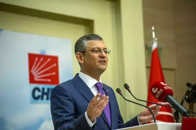 Özgür Özel re-elected as CHP chairman
