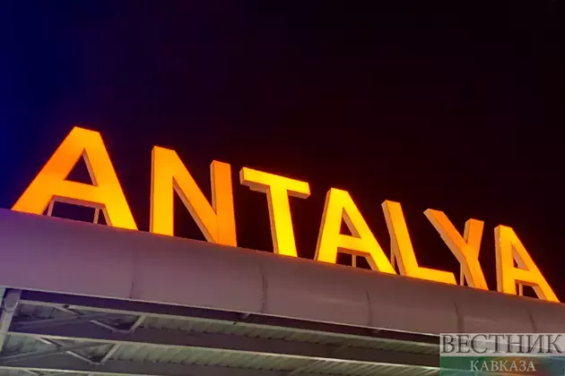 Turkish rescuers pulled vehicles with Russian tourists from sea