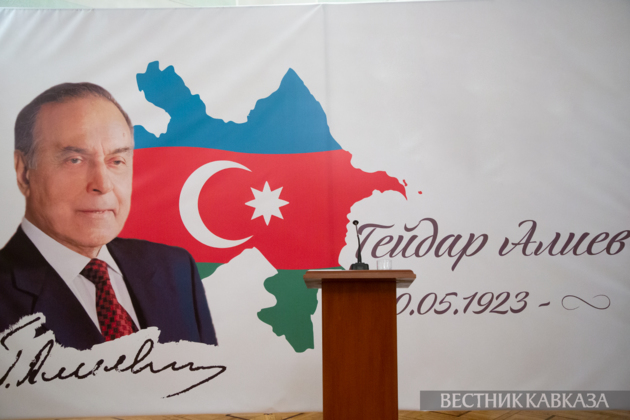 Плакат ко дню памяи Гейдара Алиева