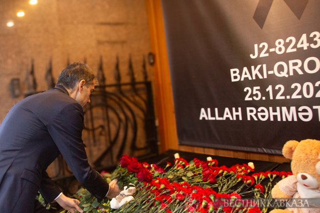 Возложение цветов в связи с авиакатастрофой с самолетом компании “Азербайджанские авиалинии“ в Актау