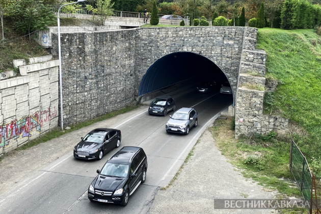 Машины на улице в Тбилиси