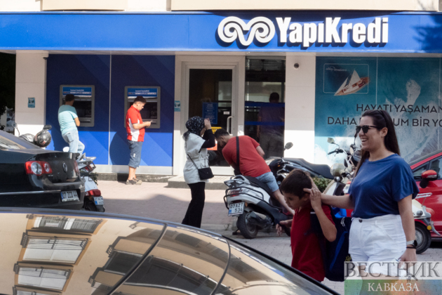 Люди у отделения Yapı Kredi