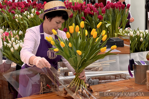 Продавщица цветов на 8 марта